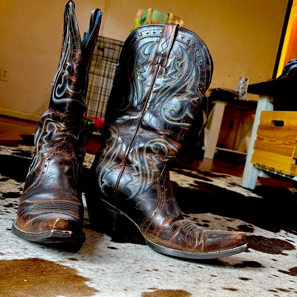 Ariat Snip Toe Size 9 Heritage Cowboy Boot